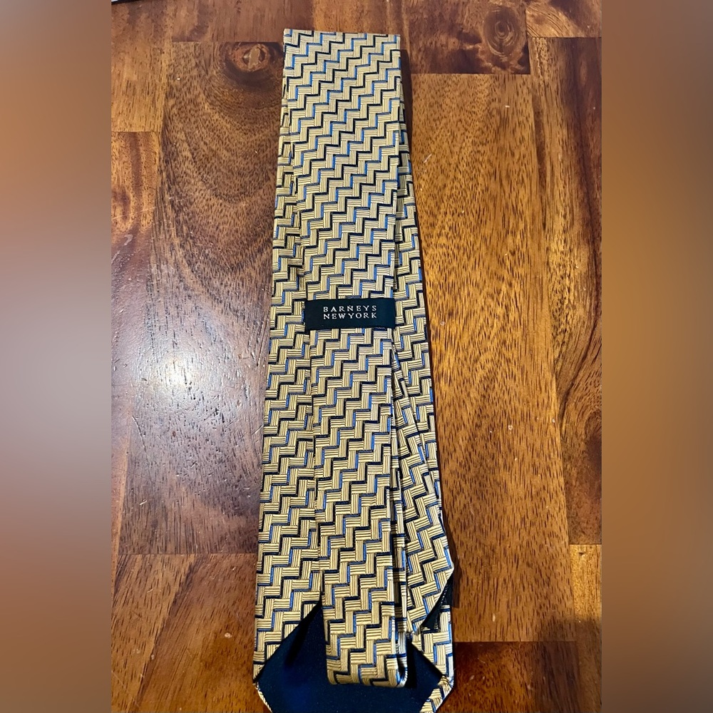 BARNEYS NEW YORK MENS TIE 100% SILK MADE IN ITALY